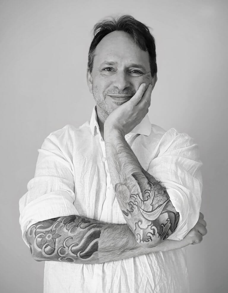 67e7bc011df90 768x989